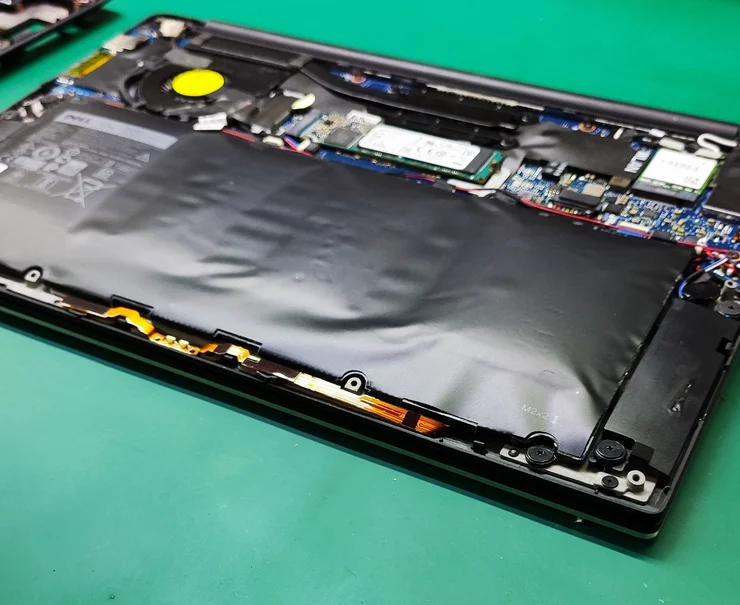 Spuchnięta bateria w laptopie - jak jej zaradzić?